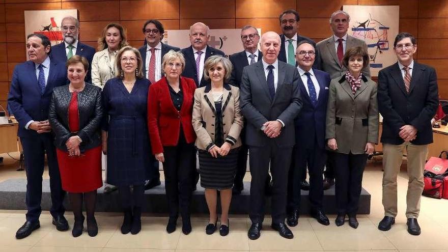 María Luisa Carcedo, con los consejeros autonómicos. Detrás de la Ministra, Francisco del Busto.