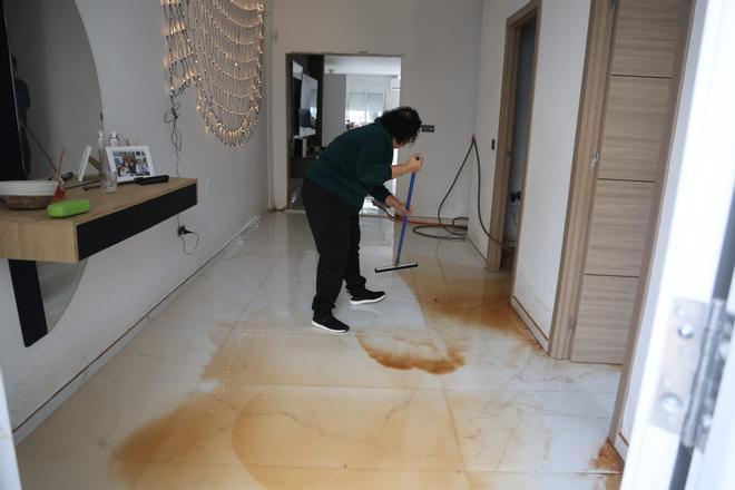 Vecinos de Cogullada limpian en barro de sus casas tras la inundación