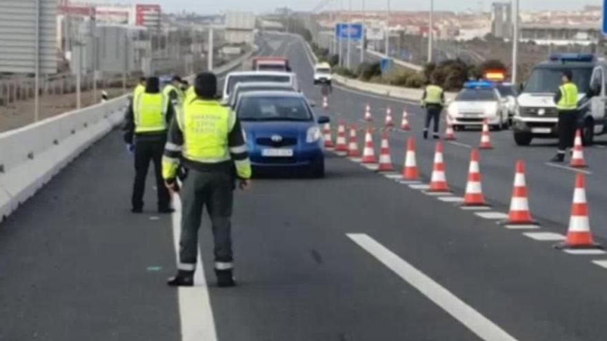 Coronavirus en Canarias | La Guardia Civil cambia el control de tráfico en la autovía por otros aleatorios