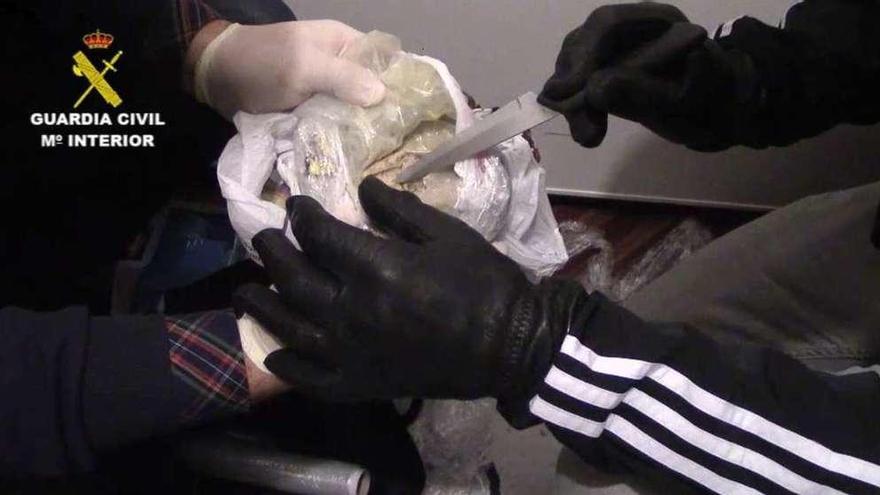 La Guardia Civil toma muestras de la droga intervenida a la organización.