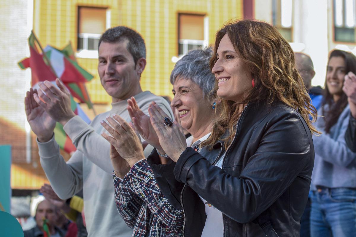 La vicepresidenta de la Generalitat, Laura Vilagrà (d) acompañó en Sestao (Vizcaya) al candidato por Gipuzkoa de EH Bildu, Arkaitz Rodríguez.