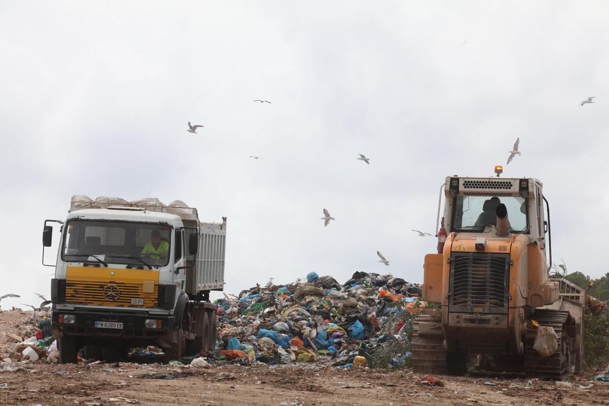 Dos camiones en el vertedero en una imagen de archivo.