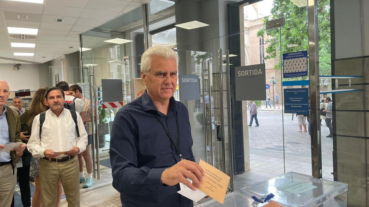 Josep Melià, candidato de El Pi a la presidencia del Govern, votando en su colegio electoral en Palma