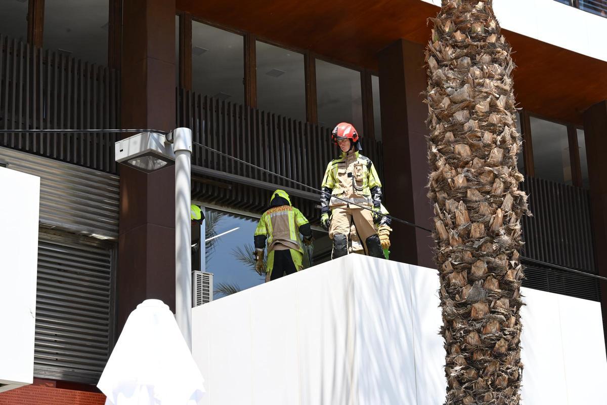 La rotura de cristales por la mascletà provoca heridas a una mujer en Luceros La rotura de cristales por la mascletà provoca heridas a una mujer en Luceros