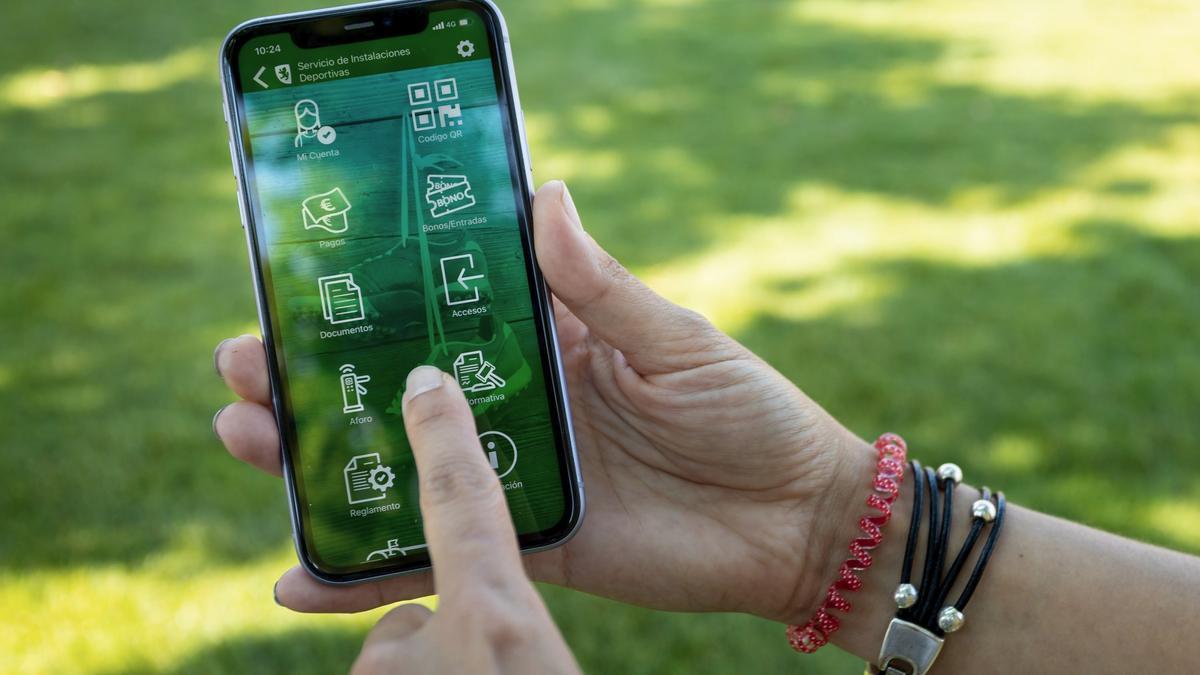Archivo - La app municipal Deportes ZGZ ya permite adquirir entradas para piscinas cubiertas y la reserva de pistas polideportivas.