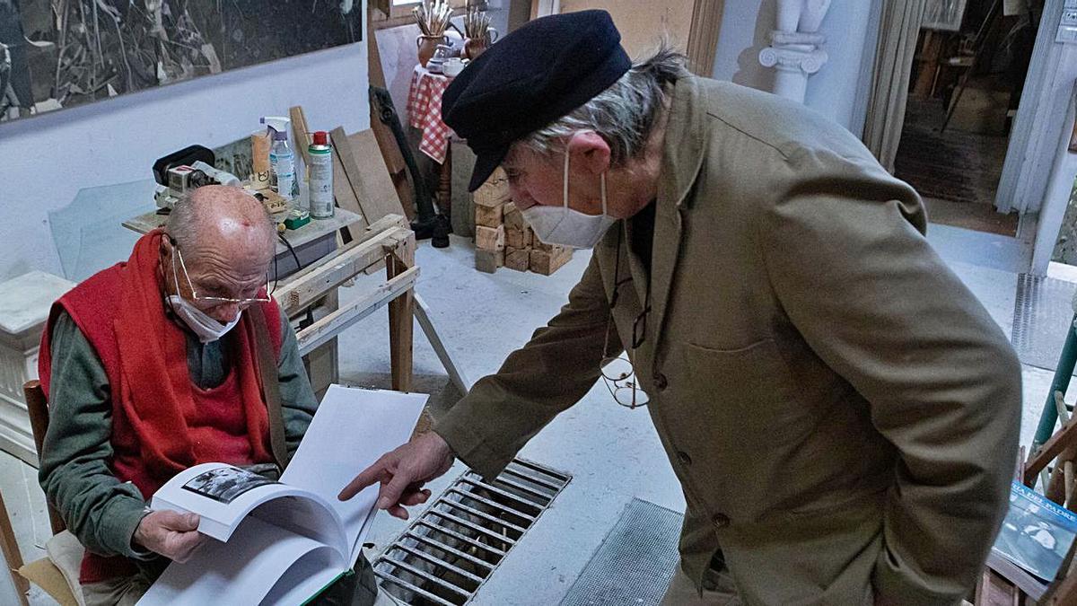 Los dos grandes pintores observan el libro sobre sus vivencias recién editado. 