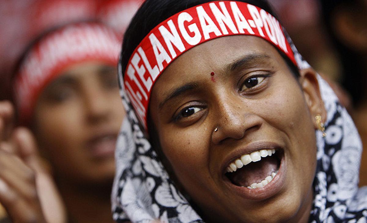 Una partidària de l’Organització Progressiva de la Dona llança consignes durant una manifestació a Nova Delhi, Índia.