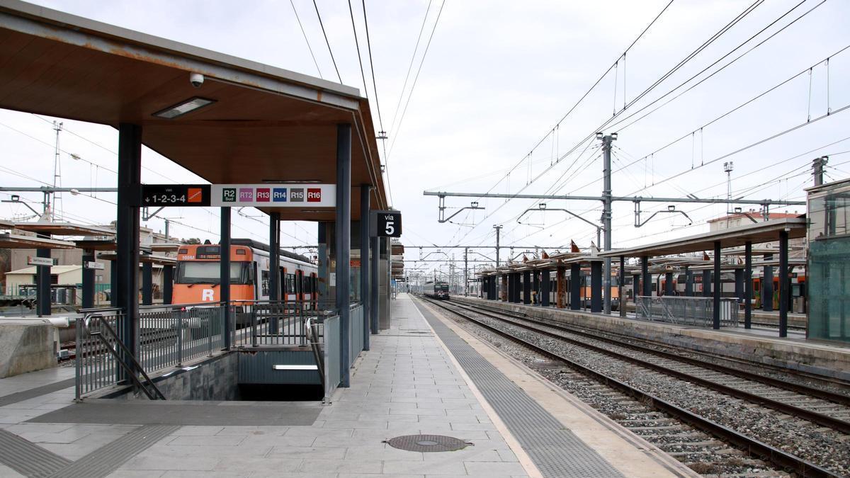 Renfe triplicarà les estacions  de Rodalies preparades per netejar grafitis
