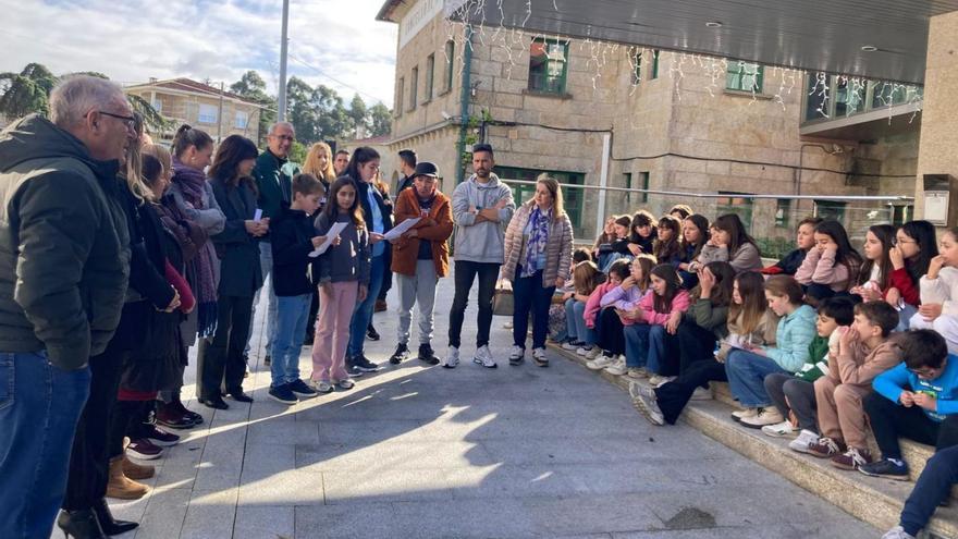 Representantes da Xeración Xa! leron o manifesto do 25N.   | // D.P.