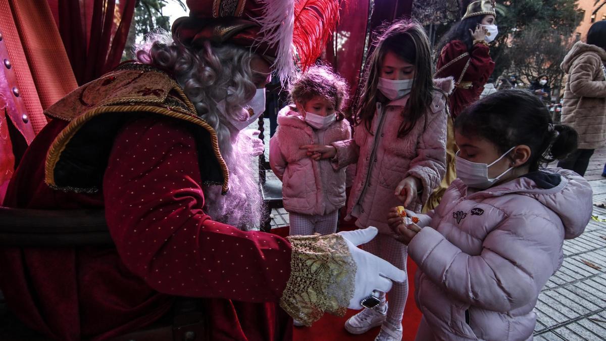 Los reyes magos recogieron ayer las cartas de los niños en Cánovas y hoy realizan su salida más entrañable.