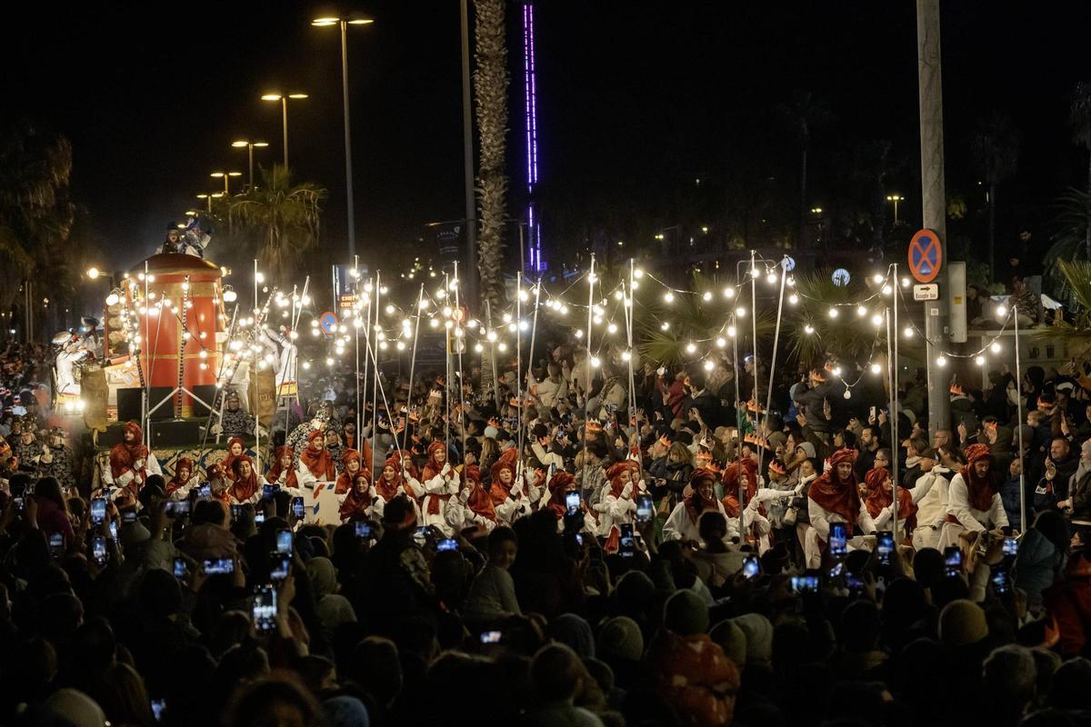 Miles de personas colman la costa de Barcelona para dar la bienvenida a los Reyes Magos