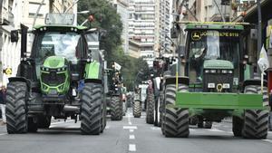 Tractores salen en protesta a las calles.