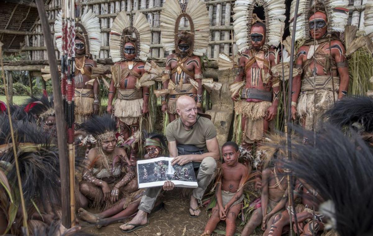 Nelson muestra sus libros a las gentes que fotografía. | J.N.