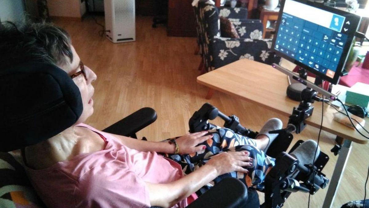Teresa Rodríguez, comunicándose a través de una pantalla con un 'software' que maneja con el movimiento de sus pupilas.