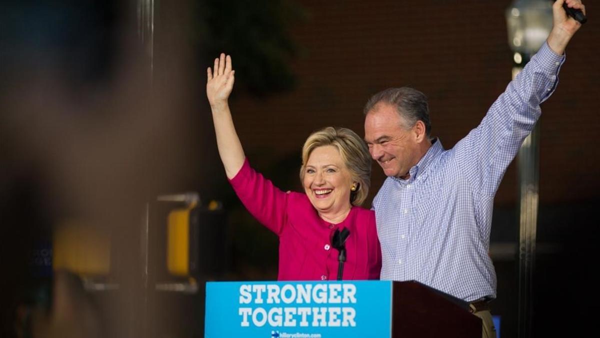 Clinton (izq) y el candidato a vicepresidenteTim Kaine, en un mitin en Broad Street Market, en Harrisburg, este viernes.