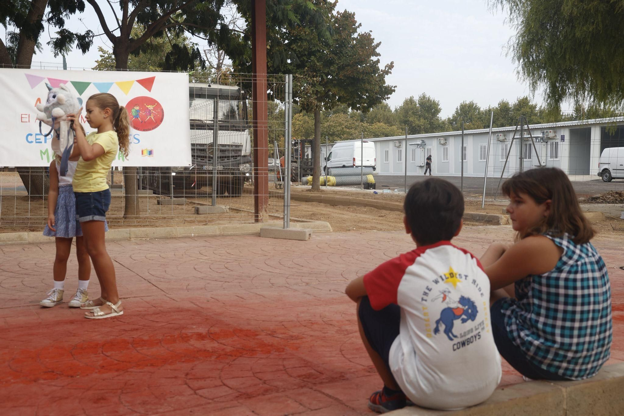Vuelta al colegio en Massanassa con protestas de las AMPA y operarios aún trabajando