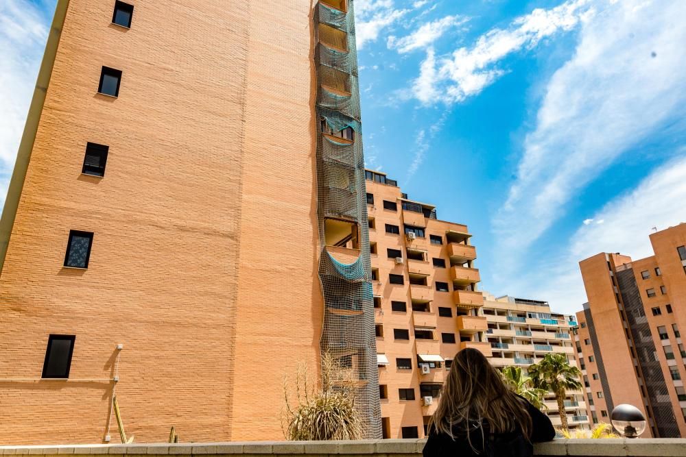 El desprendimiento, que ha afectado a la pared trasera del inmueble, no ha causado heridos aunque ha conmocionado a los vecinos de la finca