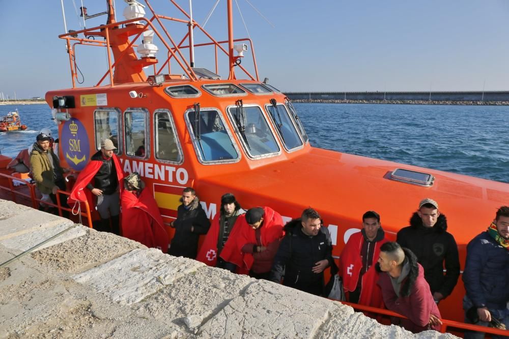 Guardia Civil, Cruz Roja y Salvamento Marítimo han puesto en marcha el protocolo para recepcionar a 24 personas rescatadas en el mar y que ocupaban una patera. 20 hombres y cuatro mujeres