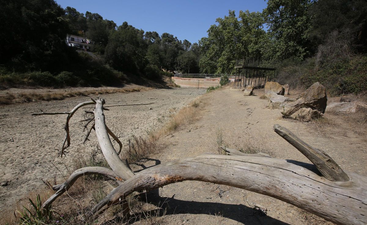 El pantano de Vallvidrera, sin agua.