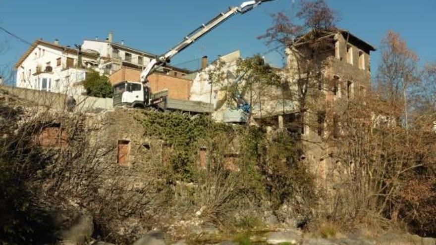 Els treballs d&#039;enderroc de la fàbrica erigida sobre el molí de Capsarroca.