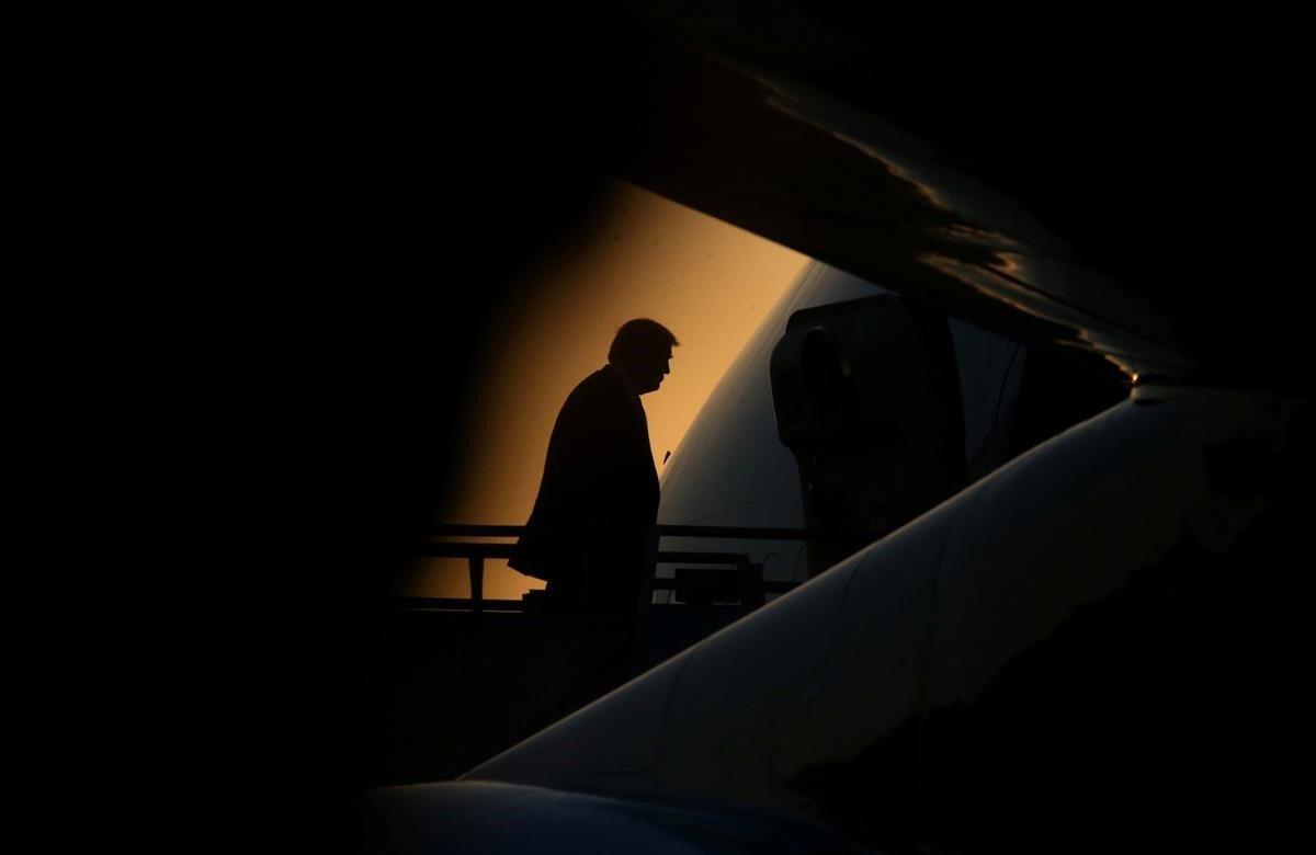 El presidente de los Estados Unidos, Donald Trump, asciende a su avión tras viajar por el estado de Nueva Orleans en Kenner, Louisiana.