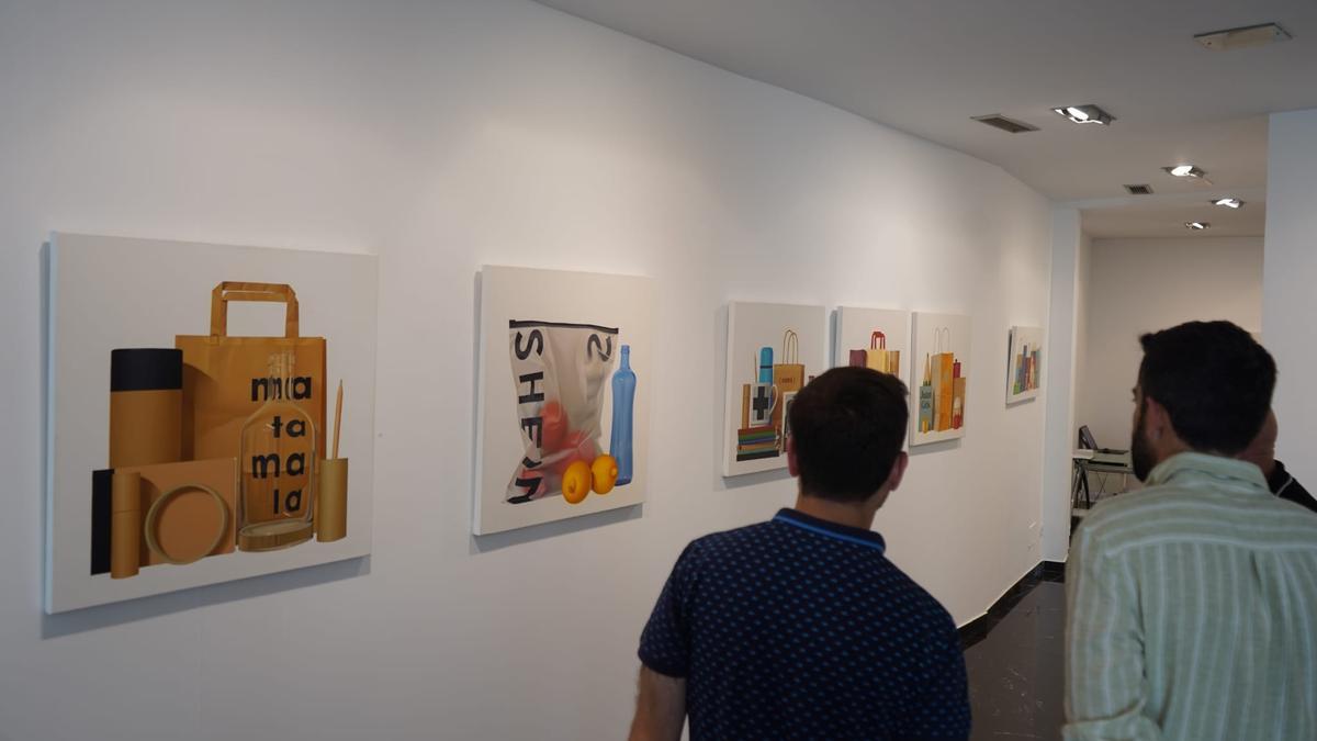Público contempla la exposición Alfonso Martín Burguillo
