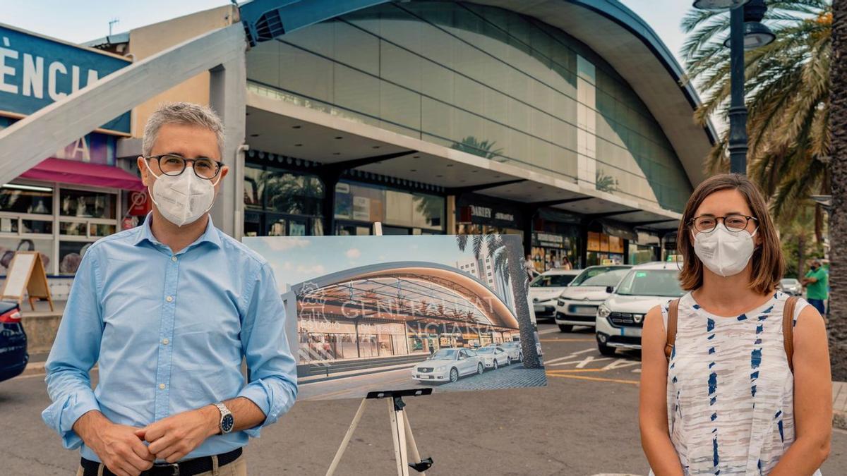 El conseller Arcadi España ante la estación de autobuses y el cartel de la reforma. | LEVANTE-EMV