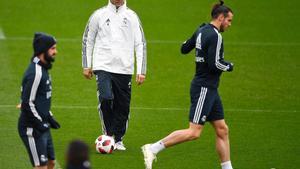 Isco (i) junto a Solari (c) en un entrenamiento del Madrid.