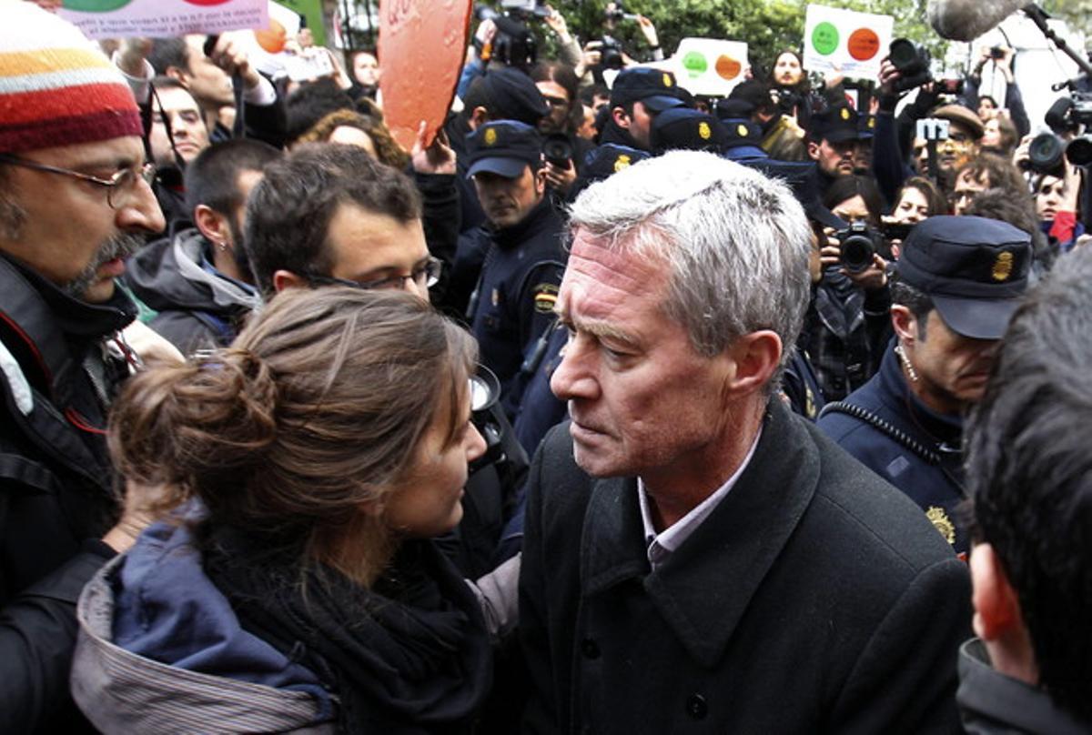 Jorge Verstrynge, exsecretario de Alianza Popular, entre los concentrados ante la casa de Sáenz de Santamaría el psado día 5. EFE