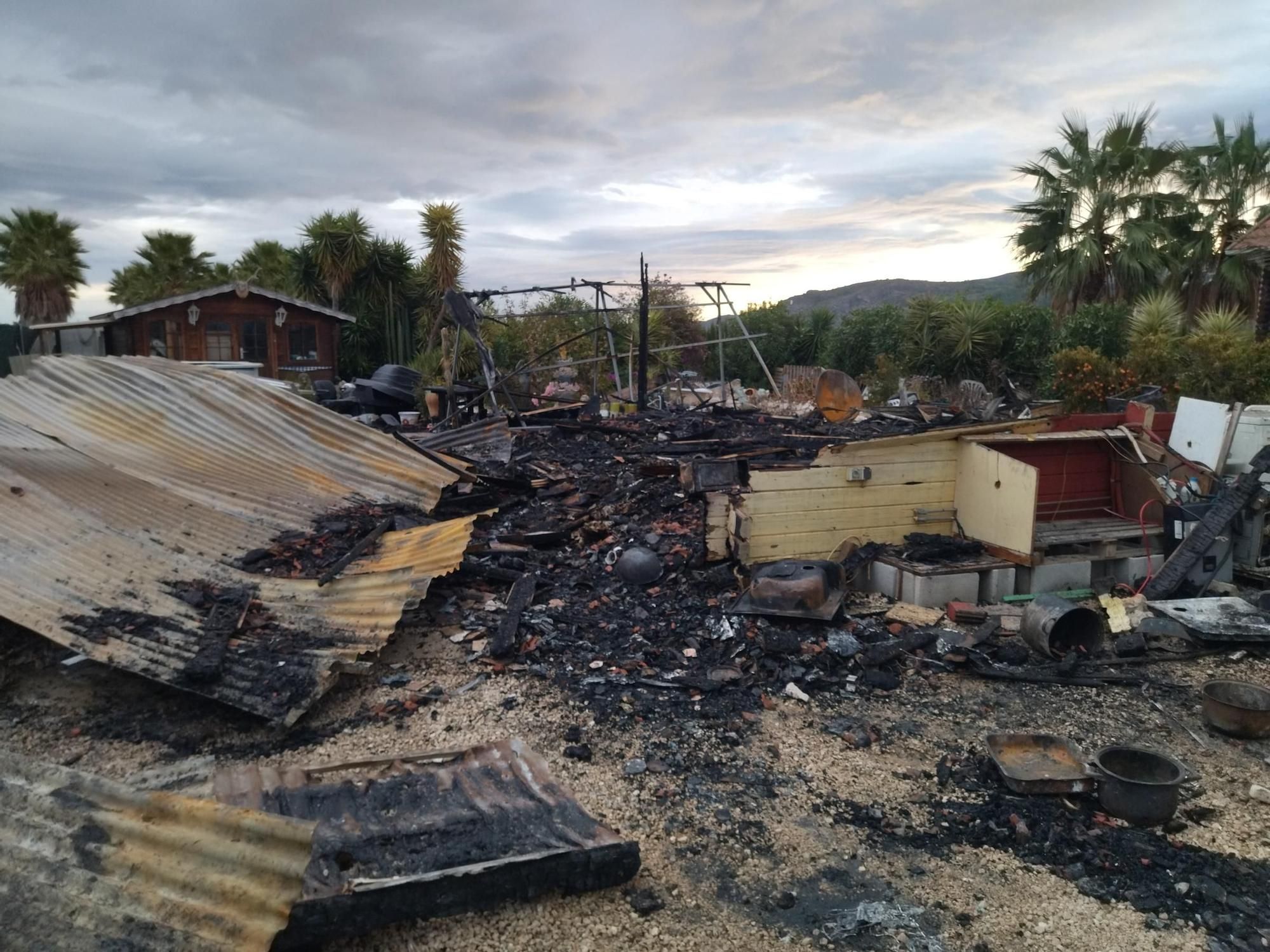 Así ha quedado la casa de madera devorada por el fuego en Benidoleig y donde murió un vecino