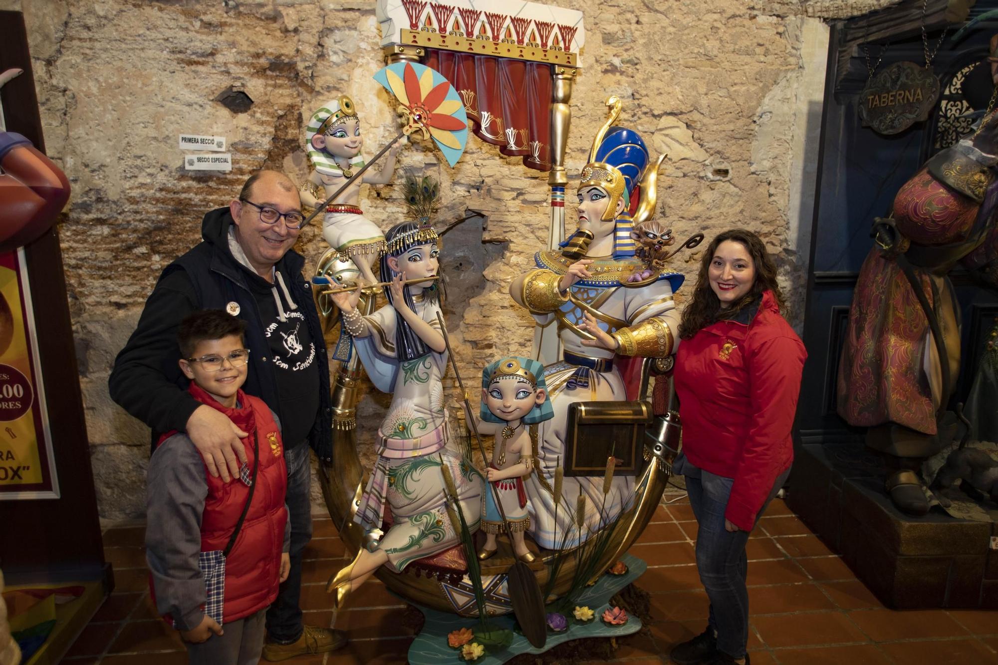 El Mercat y la Plaça Major logran el premio a los mejores "ninots" de la Sección Especial de Alzira