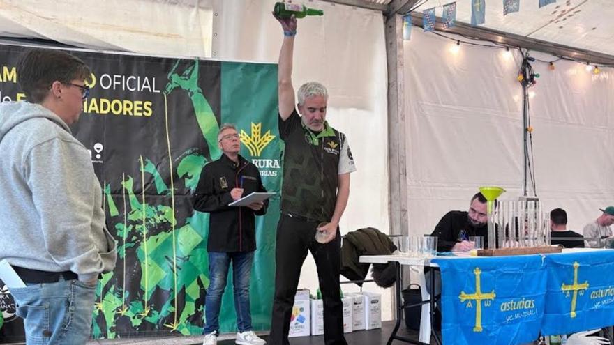 Los escanciadores abren el Festival del Arroz con Leche en Santolaya de Cabranes | R. L. P.