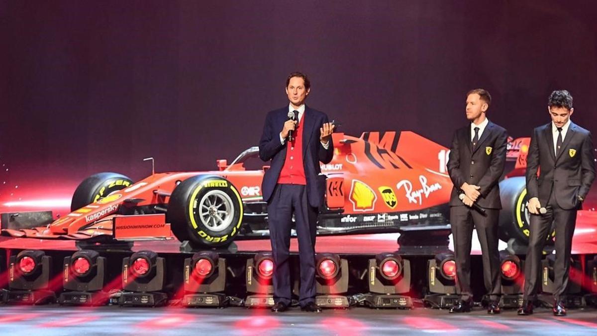 John Elkann, Sebastian Vettel y Charles Leclerc, en la presentación del nuevo Ferrari.