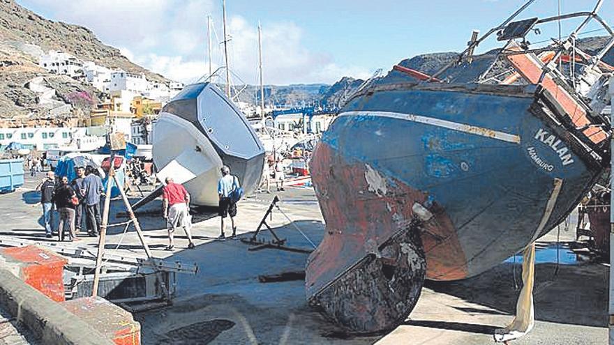 Barcos tirados en el suelo en el varadero del Puerto de Mogán.