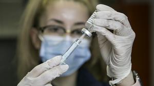  Una enfermera prepara una dosis de la vacuna de AstraZeneca.