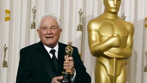 David Seidler con su Oscar, en 2011.