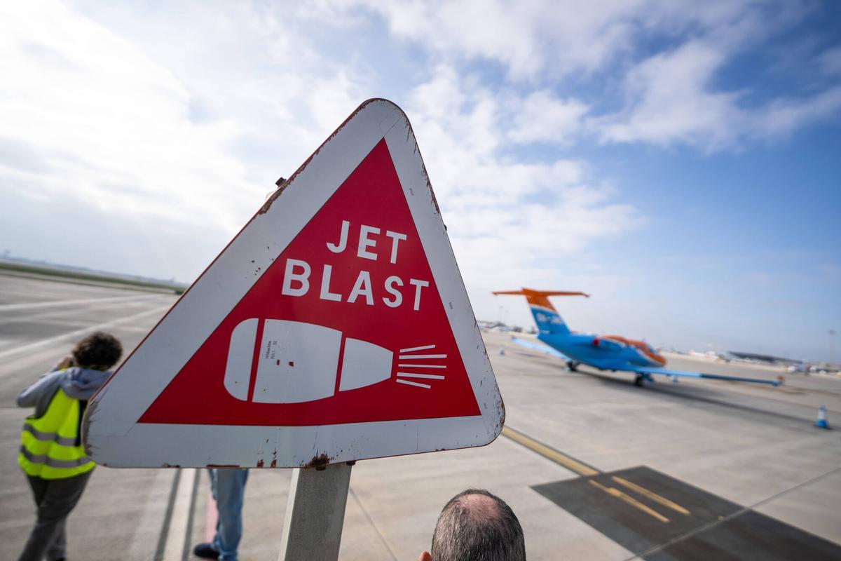 Vista de la pista del mar del aeropuerto de Barcelona-El Prat, con un avión a punto de despegar.