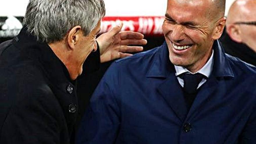 Quique Setién i Zinedine Zidane fent broma al Bernabéu.