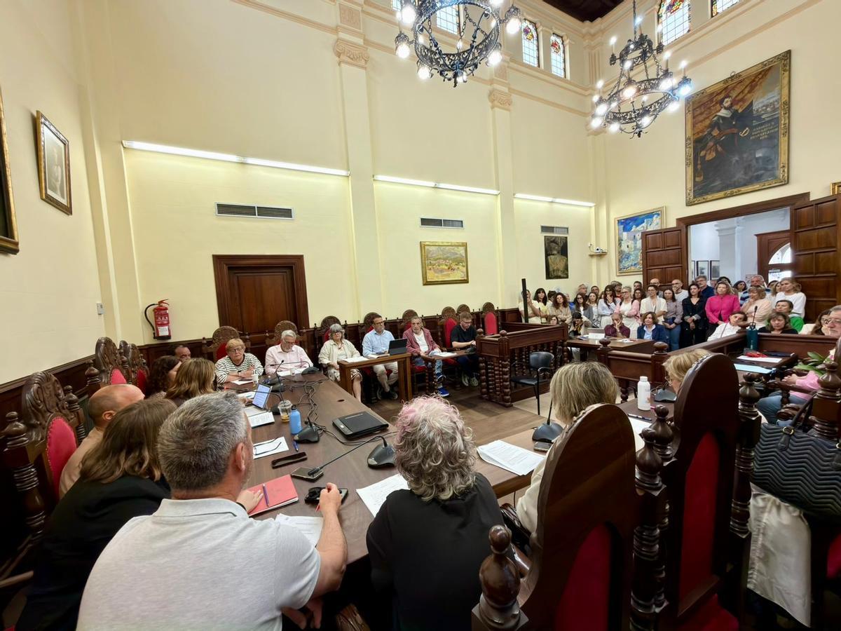 La sala de plenos se ha llenado de público para despedir al regidor fallecido.