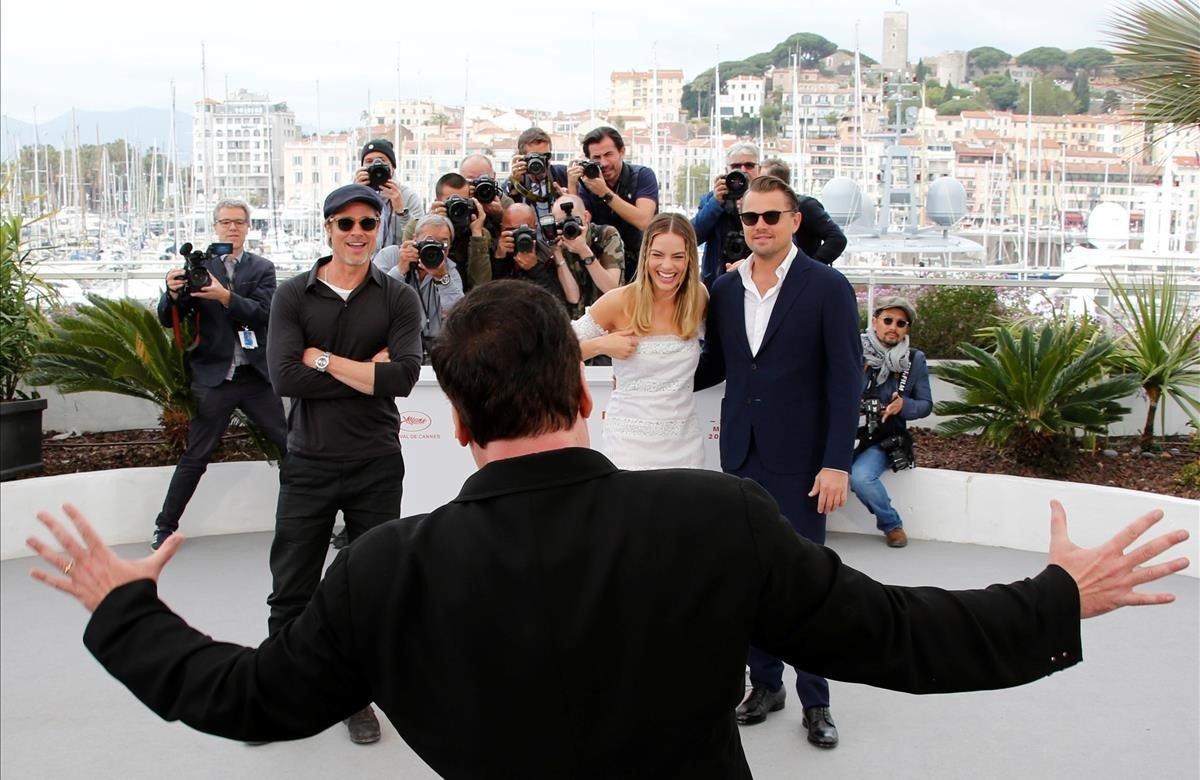 El director de cine Quentin Tarantino posa de espaldas junto a los actores de la película Érase una Vez en Hollywood que se presenta en la sección oficial del Festival de Cine de Cannes, este miércoles, en Cannes (Francia). 