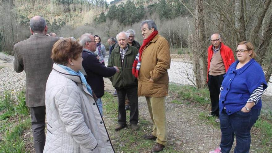 El secretario general de Foro, Francisco Álvarez-Cascos, en el centro, ayer con varios vecinos de Brieves.