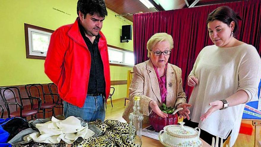 Los ediles Agís y Salgueiro, ayer en compañía de la cocinera que ofrecerá la degustación.