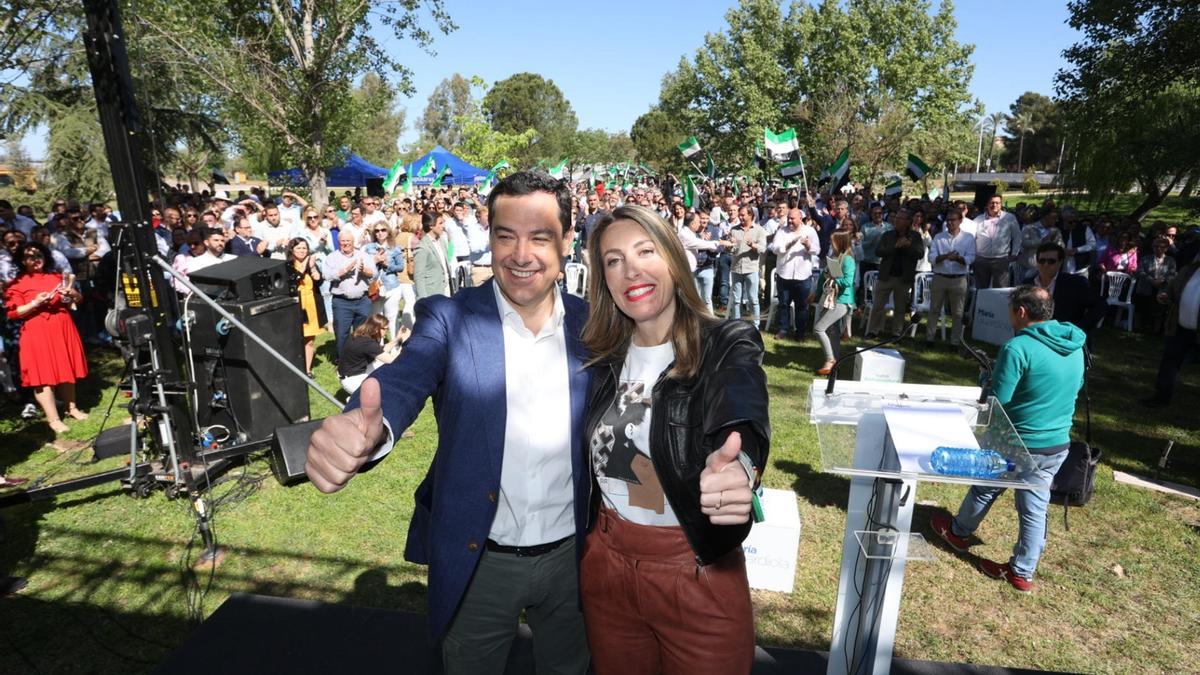 Juanma Moreno y María Guardiola, juntos en Mérida en un acto de precampaña para las elecciones autonómicas de mayo de 2023.