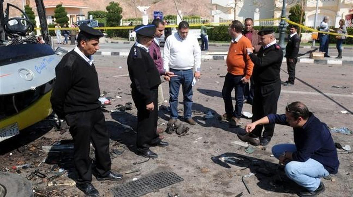Oficials de seguretat inspeccionen, aquest dilluns, el lloc on es va produir l’atemptat de Taba, al mar Roig. Oficials de seguretat inspeccionen, aquest dilluns, el lloc on es va produir l’atemptat de Taba, al mar Roig.