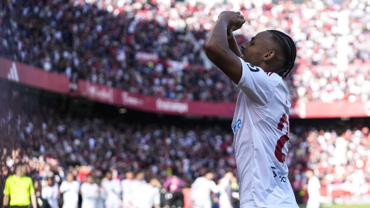 Djibril Sow, del Sevilla FC, celebra un gol durante el partido de fútbol de la liga española, LaLiga EA Sports, disputado entre el Sevilla FC y el Real Oviedo en el estadio Ramón Sánchez-Pizjuán.
