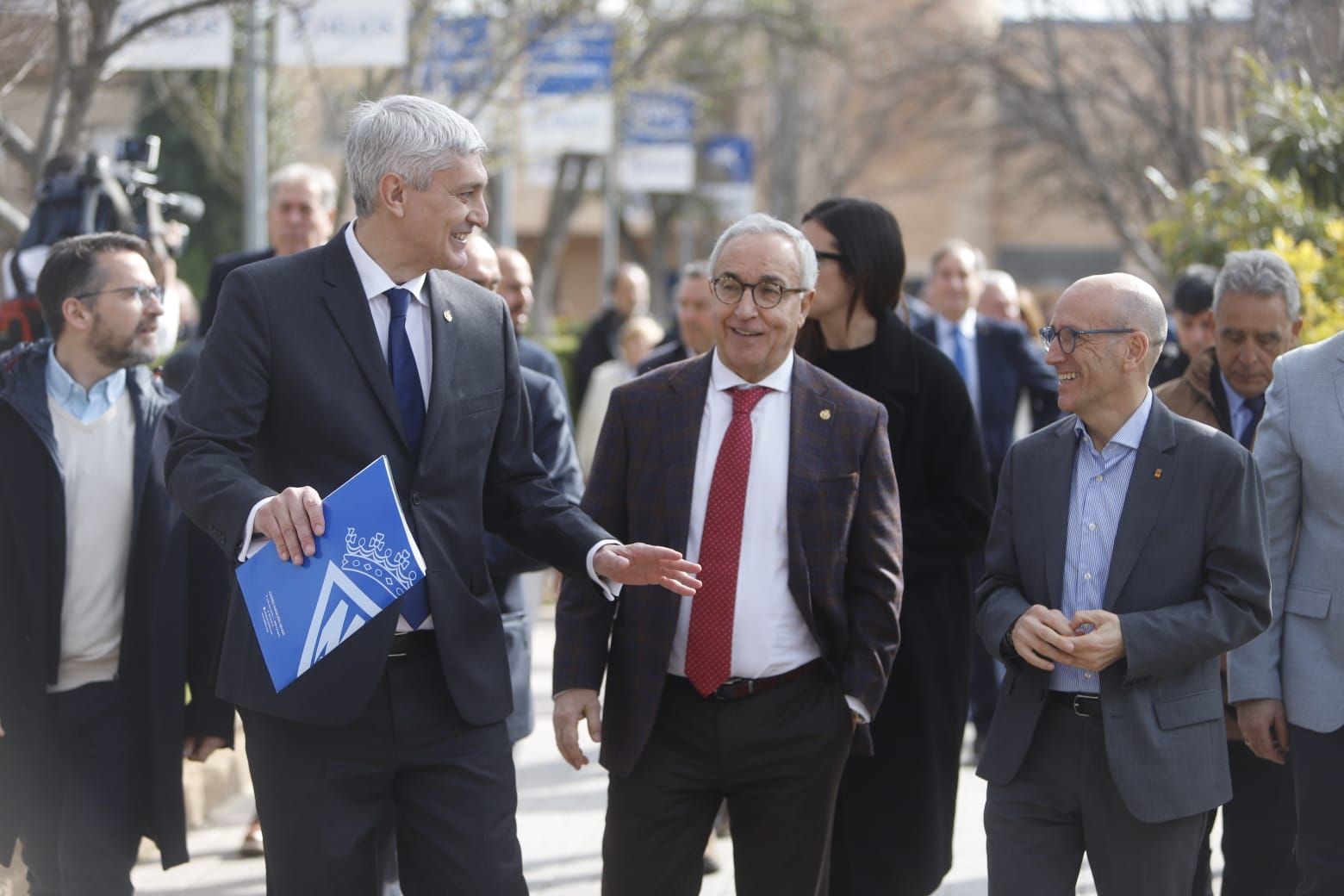 En imágenes | La bandera olímpica ya preside desde las alturas en las instalaciones del CN Helios