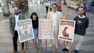 Toni Bennasar, María López, Pau Bosch y Javier De Riba, en la Rambla con los pósters.