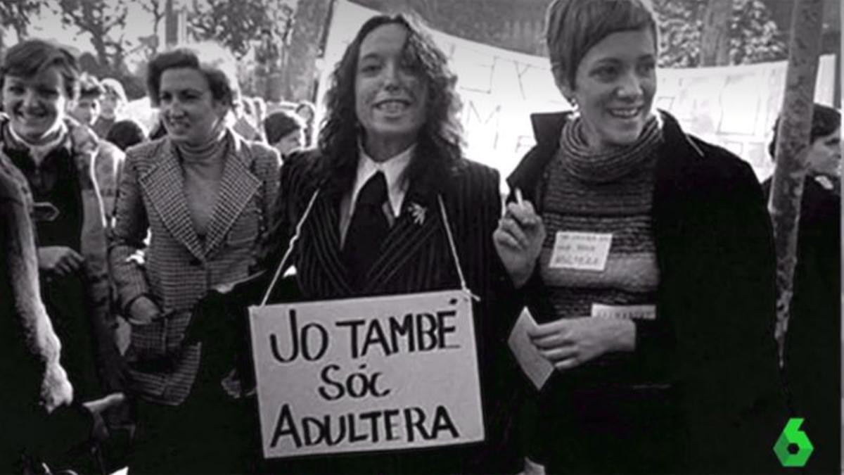 la campaña «yo también soy adúltera» (en la foto, Maruja Torres y Montserrat Roig) 