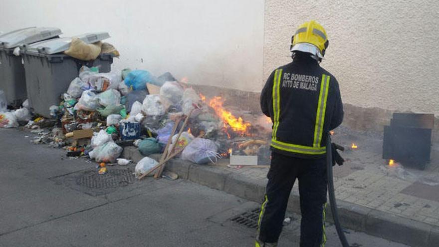 Bomberos sofocan el fuego de un contenedor, ayer por la tarde.