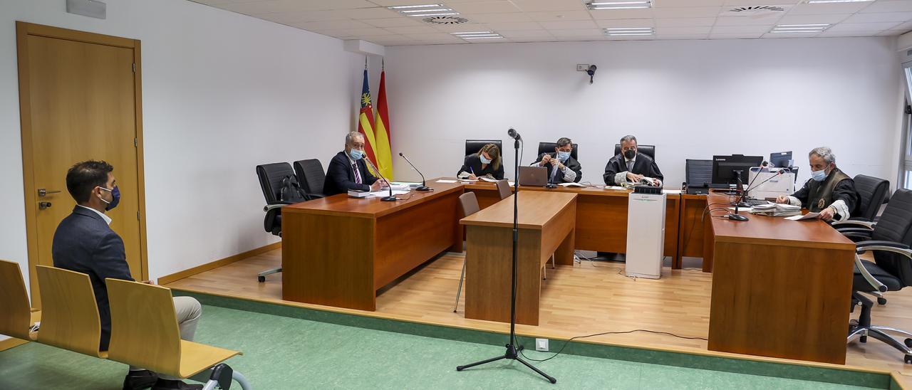 El exdirector de Suma Manuel Bonilla de espaldas en el banquillo en el inicio del juicio.